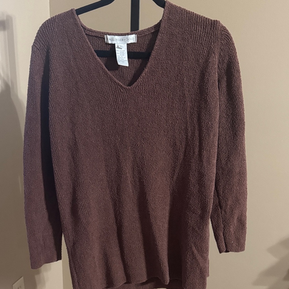 Classic V-Neck Sweater in‎ Warm Brown